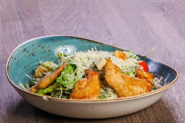 Tavuk ve parmesan peynirli sezar salatası.