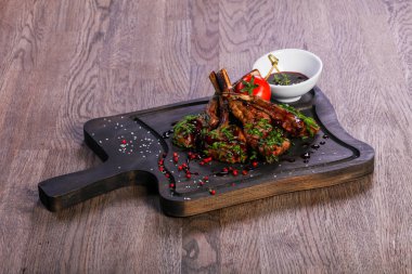 Soslu kuzu kaburga kavrulmuş