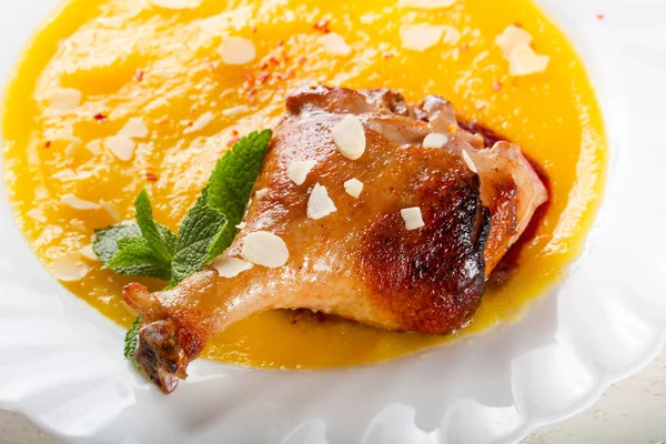 Fırında ördek bacak beyaz masada