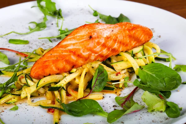 Sebze ve salatalı ızgara somon.