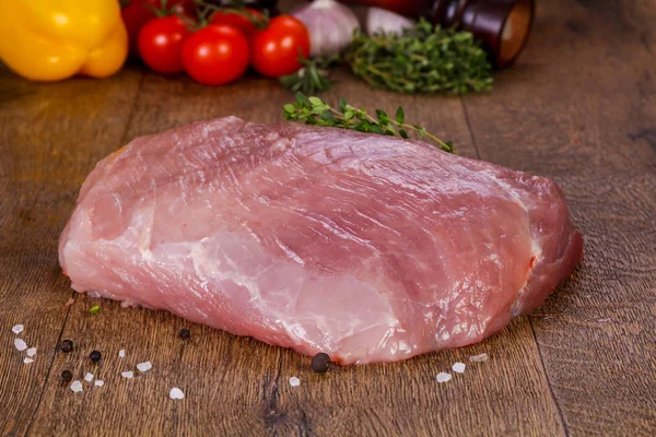 Ahşap zemin üzerinde çiğ domuz eti