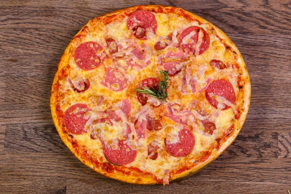 Пицца Ветчиной Сосисками — стоковое фото