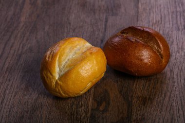 Ahşap üzerine taze pişmiş çörekler