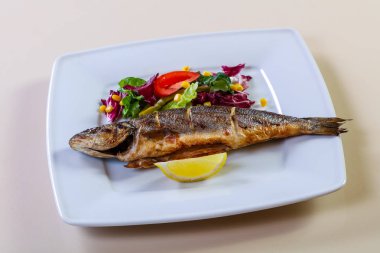 Salata ve limon karışımı ile ızgara levrek