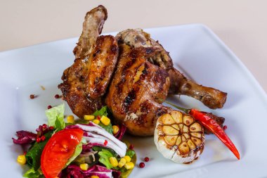 Tavuk budu ve salata karışımı.