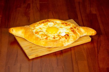 Beyaz traditinional khachapuri yumurta ile