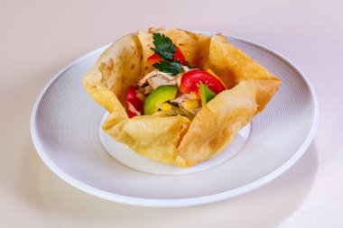 Tavuk ve avokado salatası.