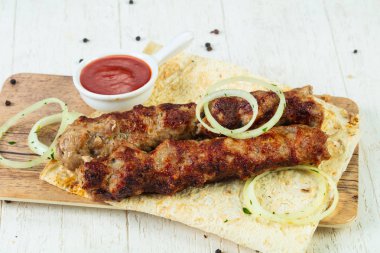 Kıyılmış domuz Kebap soğan ve sos ile