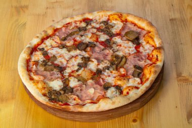 Pizza jambon ve salatalık turşusu