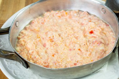 Sahanda yumurta domates ve baharatlar