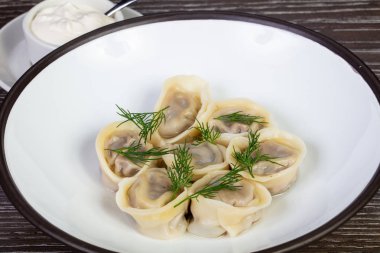 Ekşi kremalı lezzetli ev yapımı hamur tatlısı.