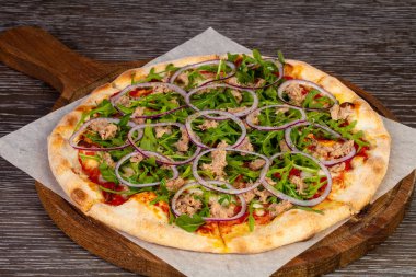Roka ve soğan ve ketçap ile tuna pizza