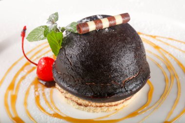 Kirazlı ve naneli çikolatalı pasta.