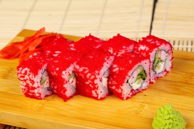 Lezzetli karides rulo ile havyar kapak