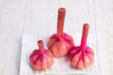 Lezzetli turşusu Marine sağlıklı sarımsak