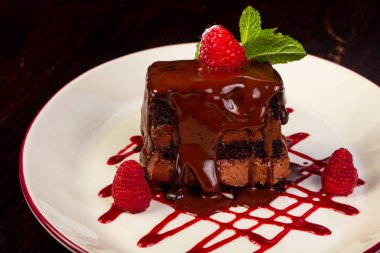 Ahududu ve nane yaprakları ile çikolatalı kek