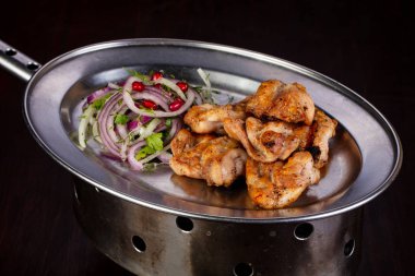 Soğan ve pomegranet tohumları ile Tavuk Barbekü