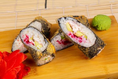 Lezzetli kızarmış rulo ile havyar, Yengeç eti ve avokado