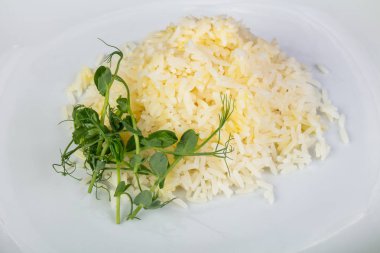 Otlar ile lezzetli haşlanmış pirinç