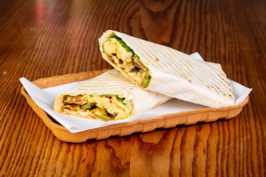 Shawarma humus ve sebze ile