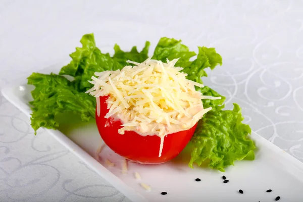 Pomidor Faszerowany Serem Czosnkiem Sosie — Zdjęcie stockowe