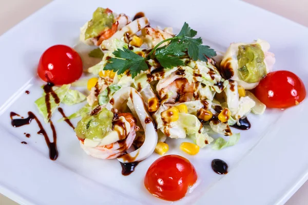 Salada Camarão Com Frutos Mar Abacate — Fotografia de Stock