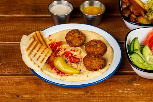 Sabroso Hummus Con Falafel Verduras —  Fotos de Stock