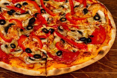 Mantar, biber ve domates ile vejetaryen pizza