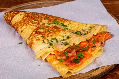 Somon ve maydanoz ile gözleme