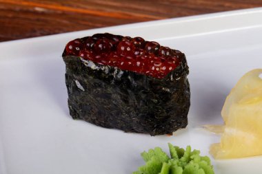 Japon soğuk suşi gunkan kırmızı havyar