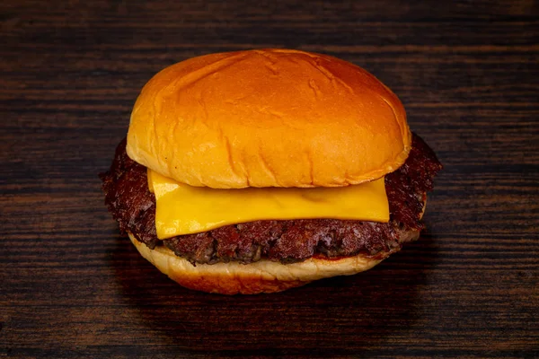 Smaczne Burger Tle Drewnianych — Zdjęcie stockowe