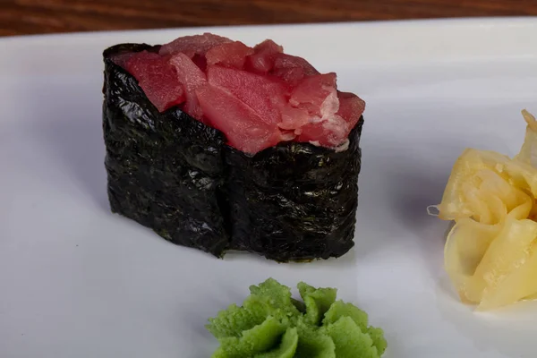 Sushi Gunkan Con Atún Crudo — Foto de Stock