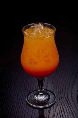 Tatlı bardak tekila Sunrise cocktai