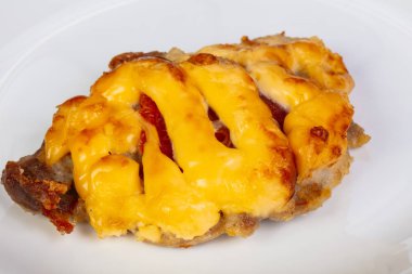 Peynir soslu kızarmış domuz eti