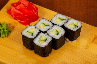 Japon geleneksel salatalık maki rulo