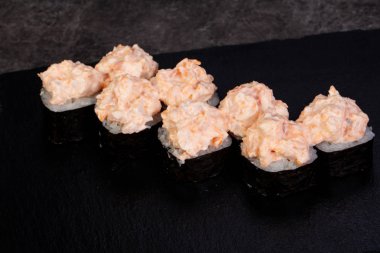 Japon baharatlı suşi ve rulolar