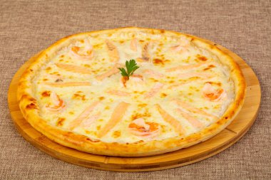 Somon ve peynirli pizza