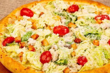 Pizza tavuk ve salata yaprakları ile