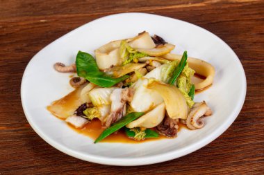 Kızarmış kalamar yeşil bezelye ve sos ile