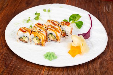 Yılan balığı ve karides ile Japon rulo