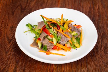 Sığır eti ve fındık ile Vietnam salata