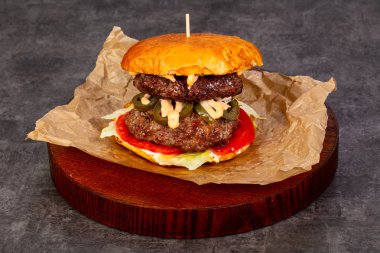 Etli ve peynirli hamburger.