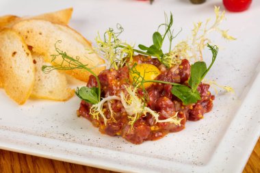 Et ve ekmek ile tartar