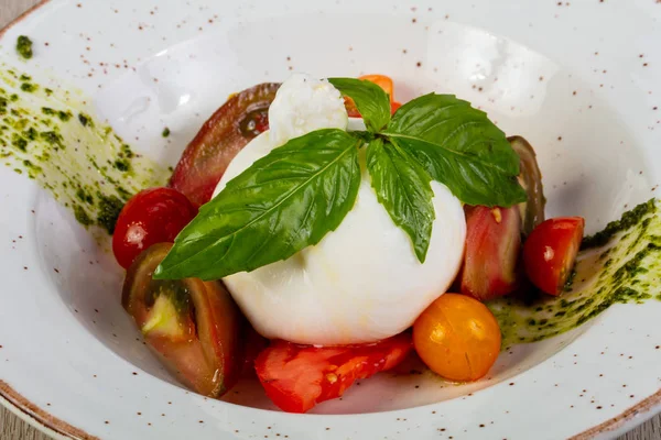 Ensalada Queso Buratta Con Hojas Albahaca — Foto de Stock