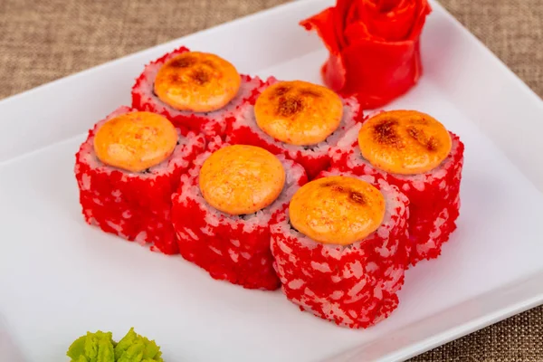 Pişmiş Japon baharatlı sos ile rulo