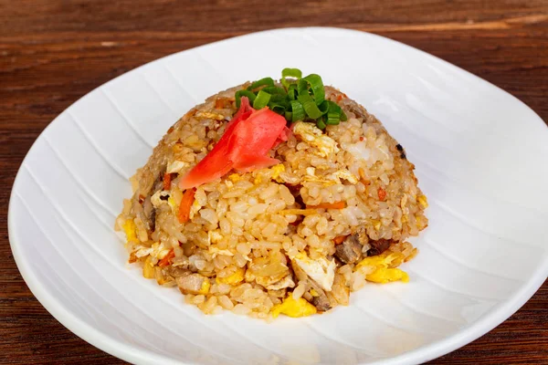 Fry pilav tavuk ve sebze ile karıştırın