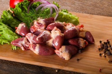 Yemek pişirmek için çiğ tavuk Kalpler