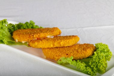 Kızarmış peynir salata yaprakları ile