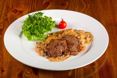 Taze otlar hizmet mantar soslu biftek