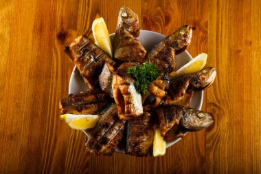 Maydanoz ve limon ile Izgara Alabalık